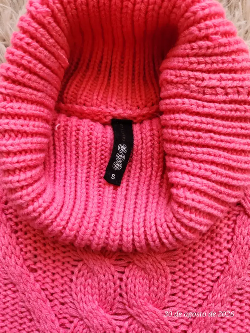 Suéter de lana rosa con cuello alto - 2