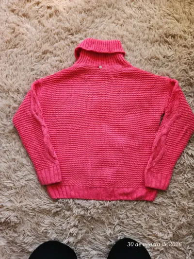 Suéter de lana rosa con cuello alto - miniatura 3