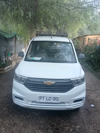 Furgón Chevrolet blanco en buen estado - miniatura 1