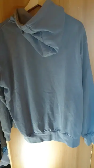 Polerón con capucha azul Pull&Bear talla L - miniatura 3