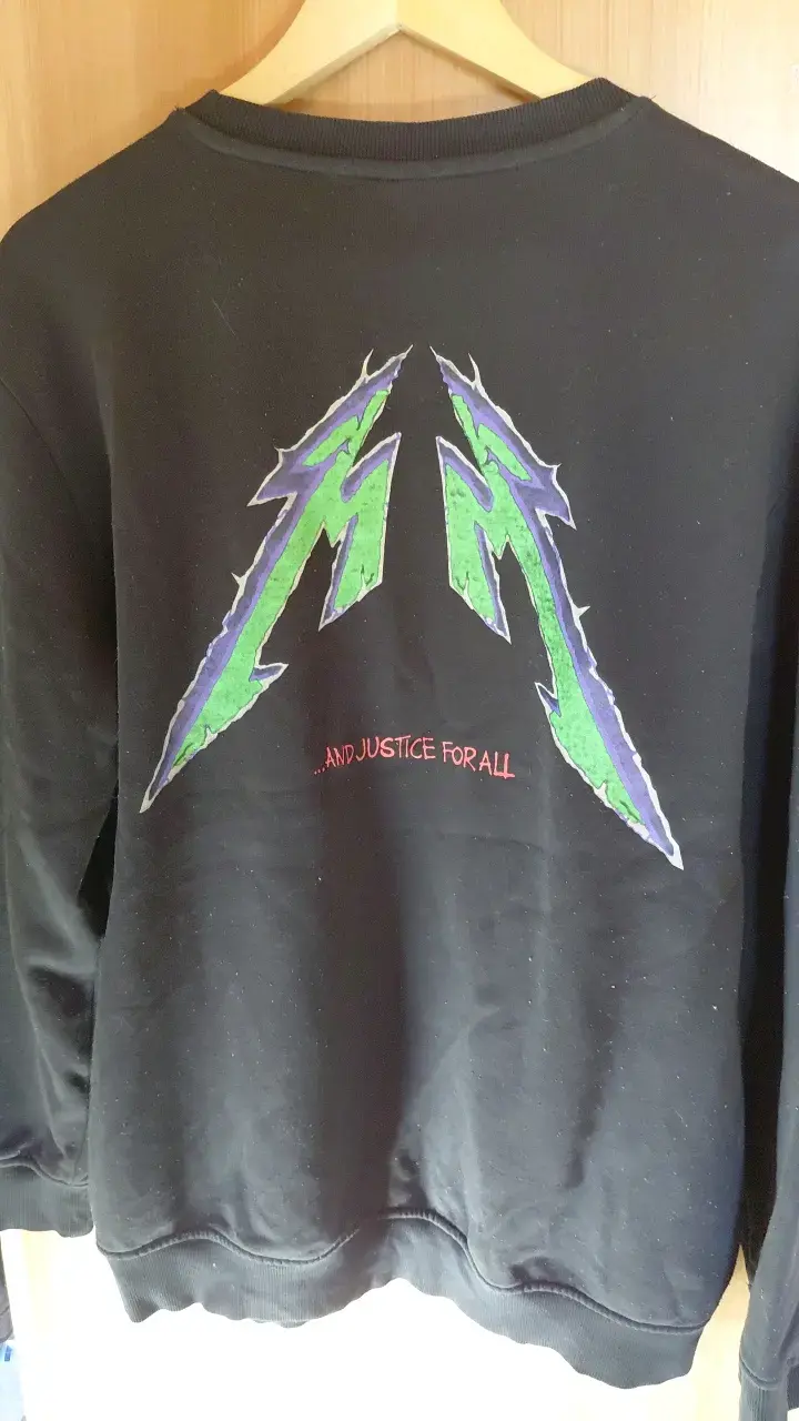 Polerón Metallica H&M negro con diseño gráfico - 3