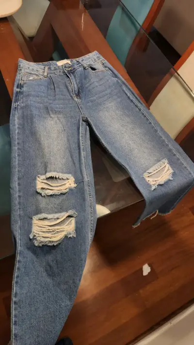 Jeans de mezclilla rasgados para mujer - miniatura 1