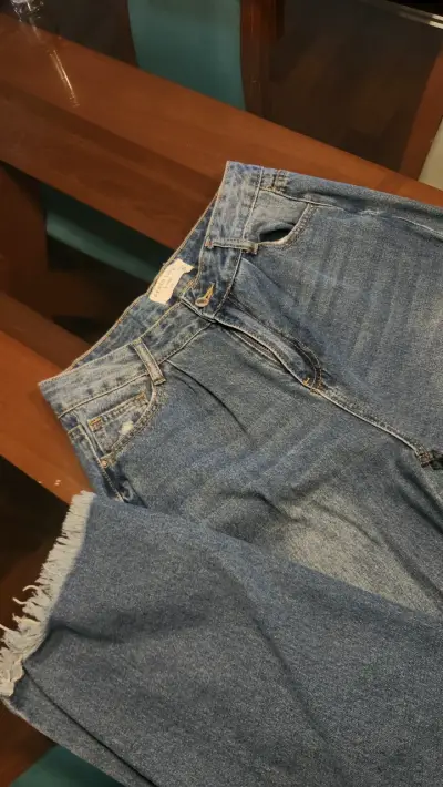 Jeans de mezclilla rasgados para mujer - miniatura 2