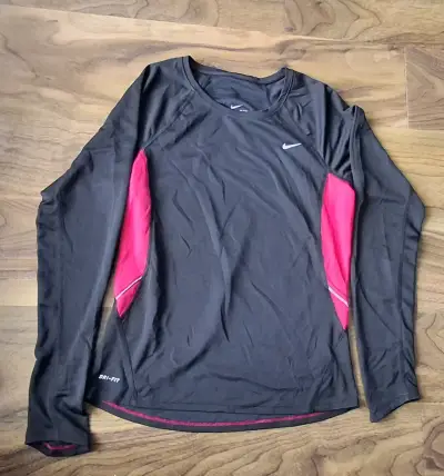 Polera deportiva Nike Dri-Fit negra y rosada - miniatura 1