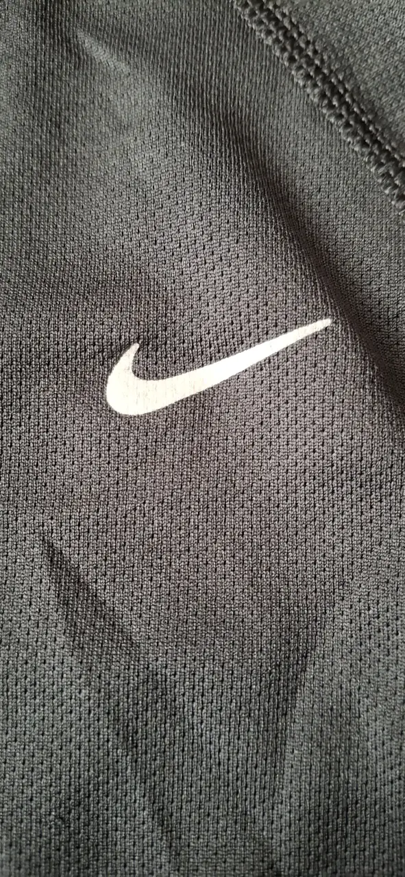 Polera deportiva Nike Dri-Fit negra y rosada - 3