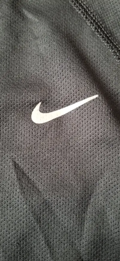 Polera deportiva Nike Dri-Fit negra y rosada - miniatura 3