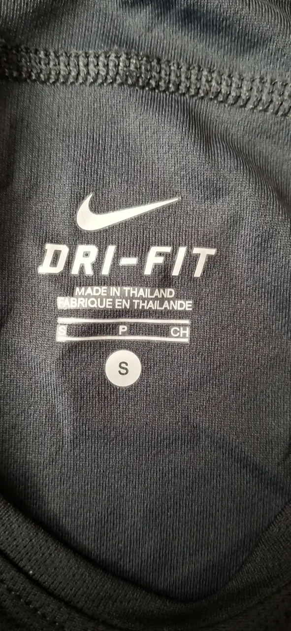 Polera deportiva Nike Dri-Fit negra y rosada - 4