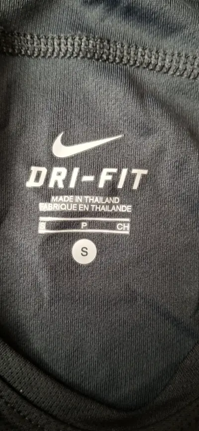 Polera deportiva Nike Dri-Fit negra y rosada - miniatura 4