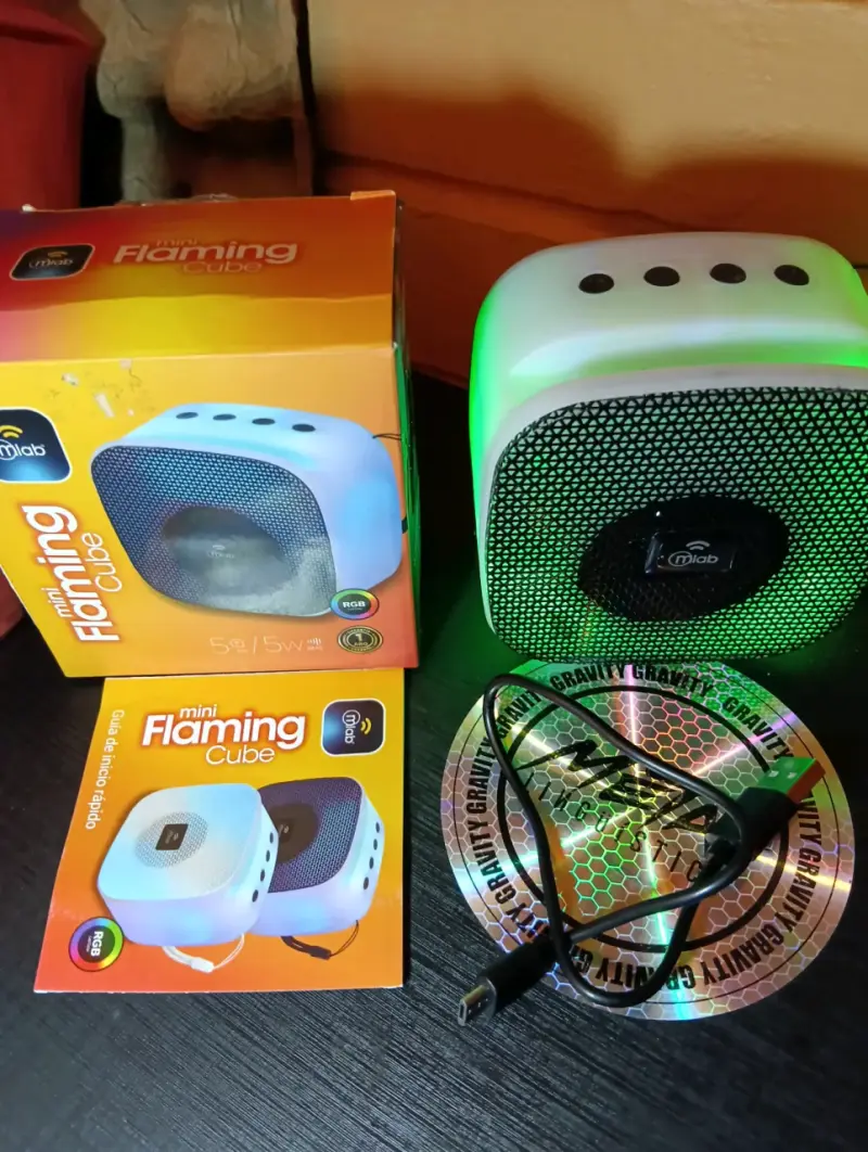 Parlante Bluetooth Mini Flaming Cube con Luces LED - 2