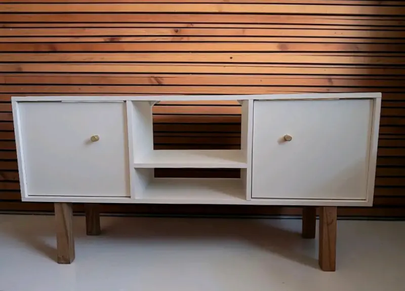 Mueble de TV blanco con patas de madera