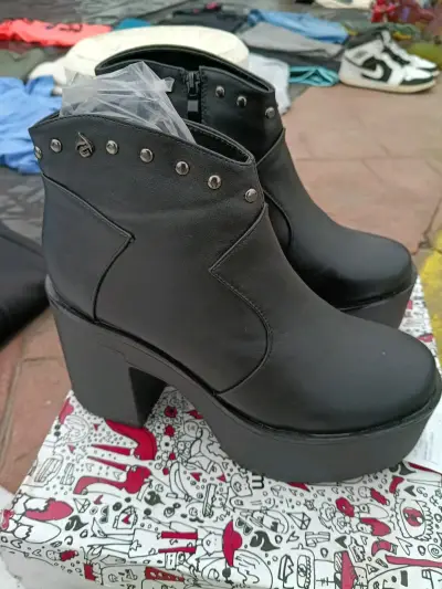 Botines de cuero negro con plataforma y tachas - miniatura 1