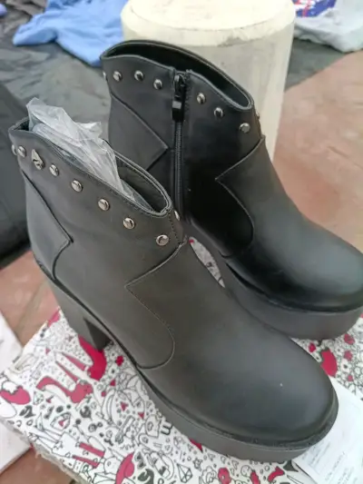Botines de cuero negro con plataforma y tachas - miniatura 2