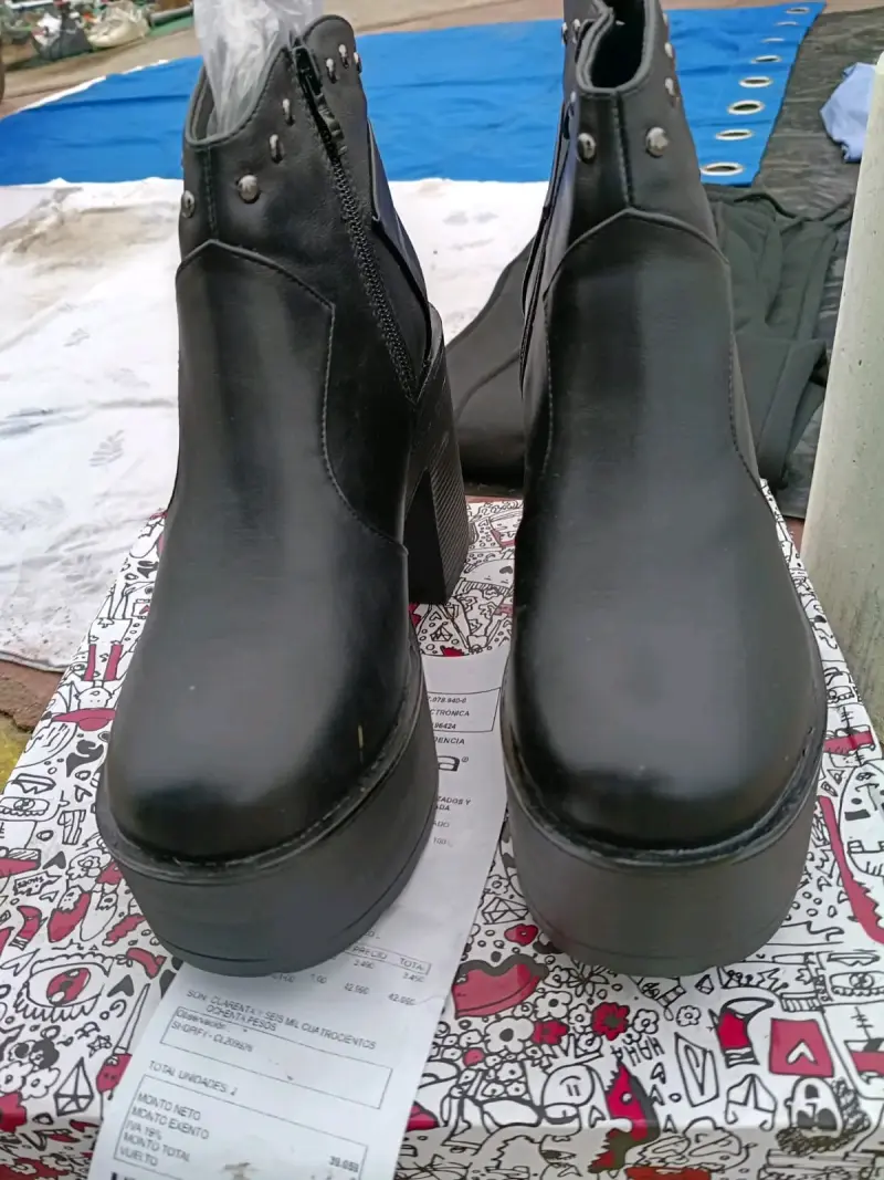 Botines de cuero negro con plataforma y tachas - 3