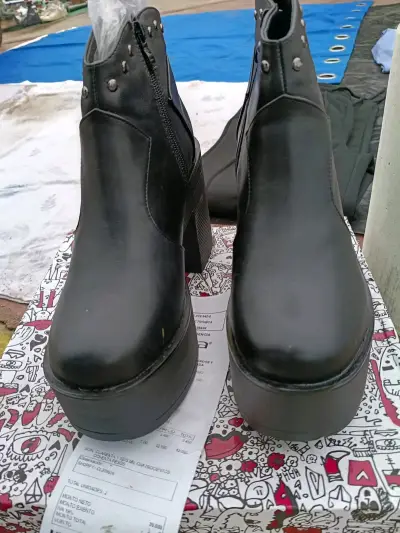 Botines de cuero negro con plataforma y tachas - miniatura 3