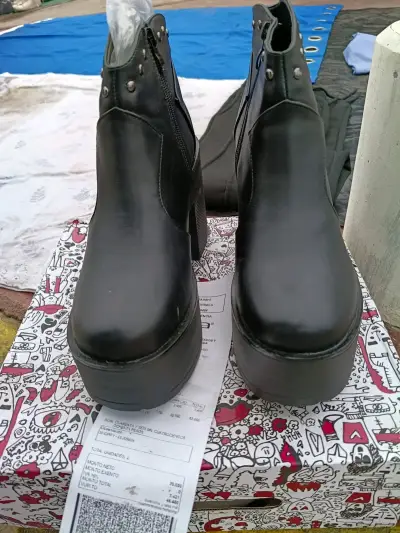 Botines de cuero negro con plataforma y tachas - miniatura 4