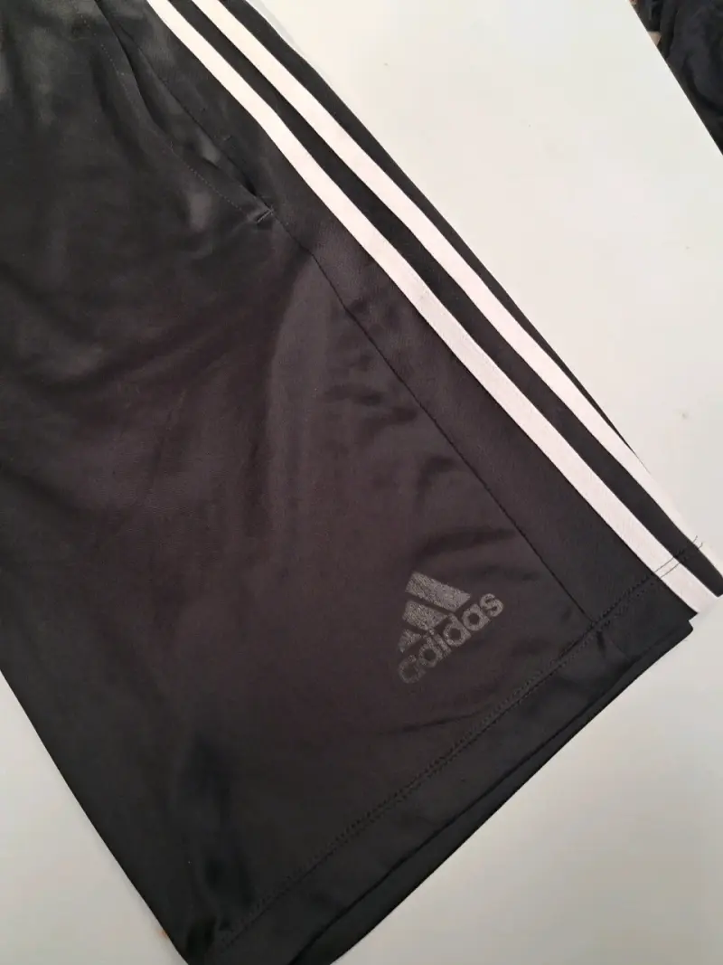 Shorts deportivos negros Adidas desgaste de logo - 2