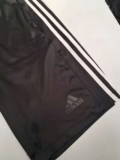 Shorts deportivos negros Adidas desgaste de logo - miniatura 2