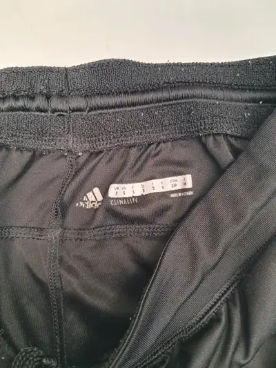Shorts deportivos negros Adidas desgaste de logo - miniatura 3