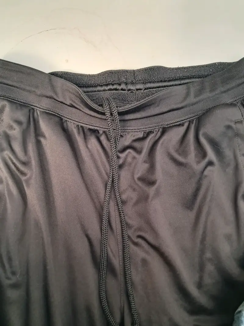 Shorts deportivos negros Adidas desgaste de logo - 4