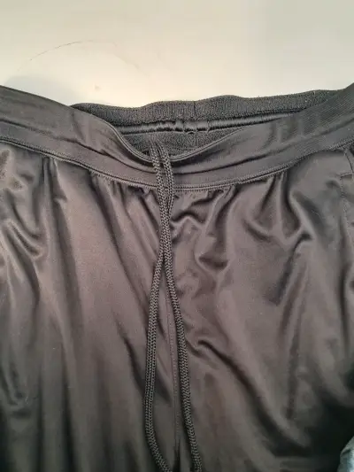 Shorts deportivos negros Adidas desgaste de logo - miniatura 4