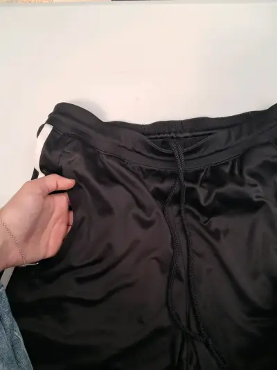 Shorts deportivos negros Adidas desgaste de logo - miniatura 5