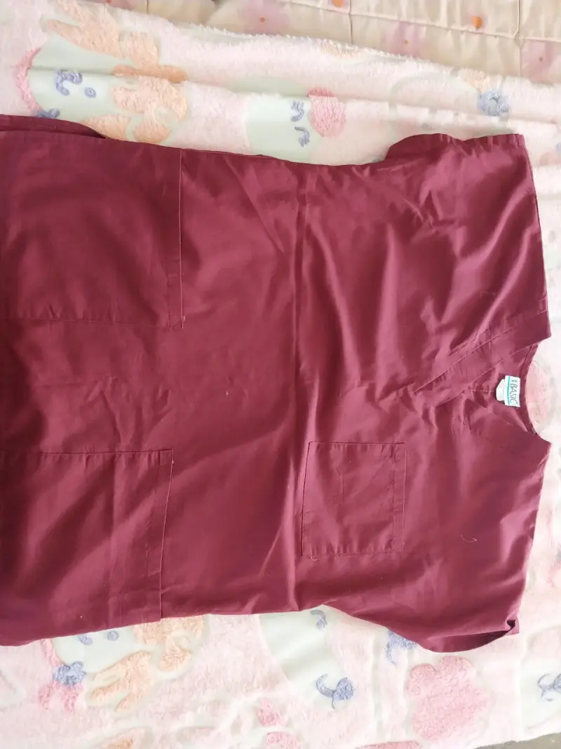 Blusa médica burdeos con bolsillos