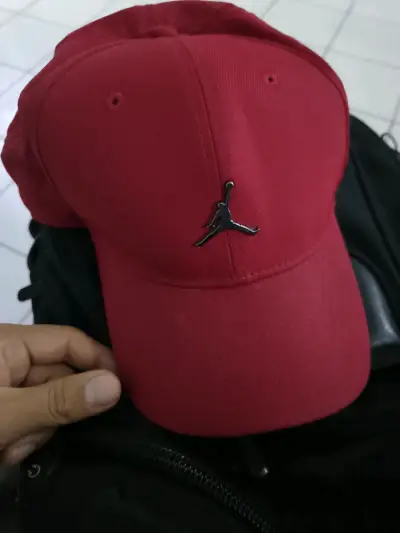 Gorra roja Jordan con logo Jumpman - miniatura 1