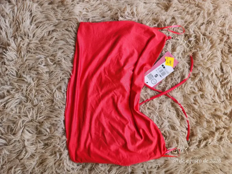 Top rojo sin mangas con tirantes ajustables