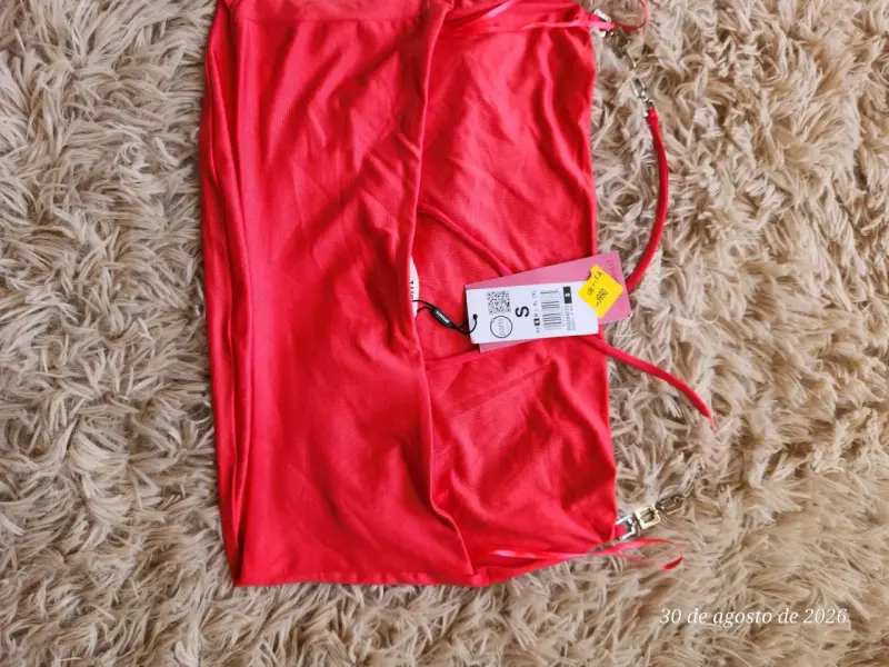 Top rojo sin mangas con tirantes ajustables - 2