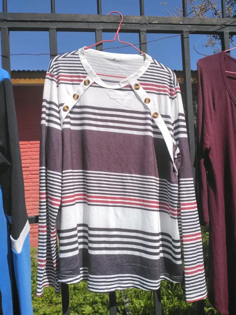 Polera de rayas con botones decorativos