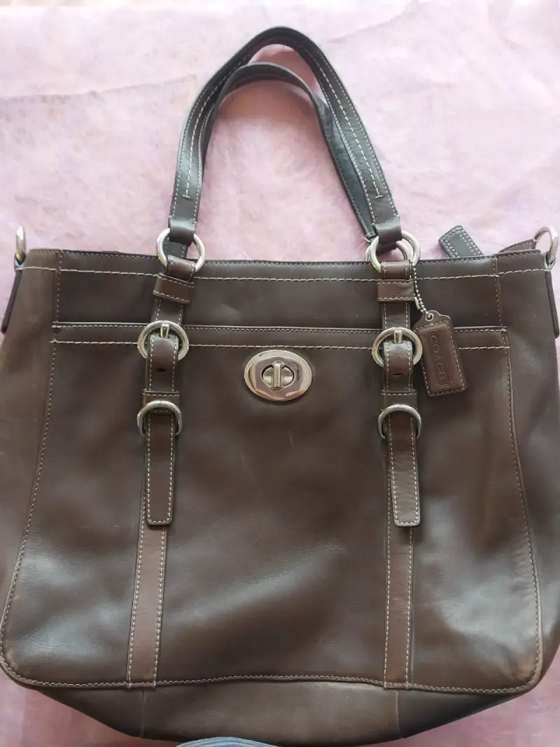 Bolso de cuero marrón Coach con detalles metálicos - 1