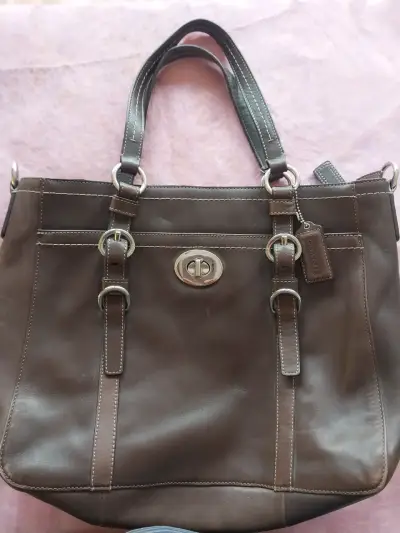 Bolso de cuero marrón Coach con detalles metálicos - miniatura 1