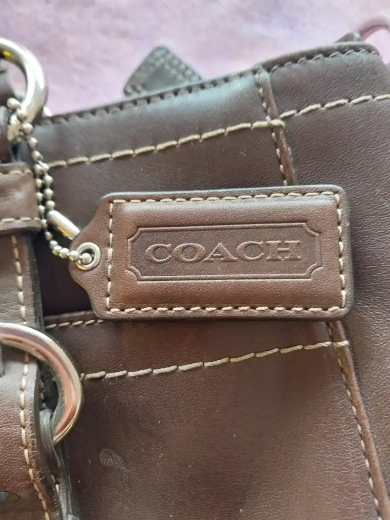 Bolso de cuero marrón Coach con detalles metálicos - 2