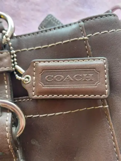 Bolso de cuero marrón Coach con detalles metálicos - miniatura 2