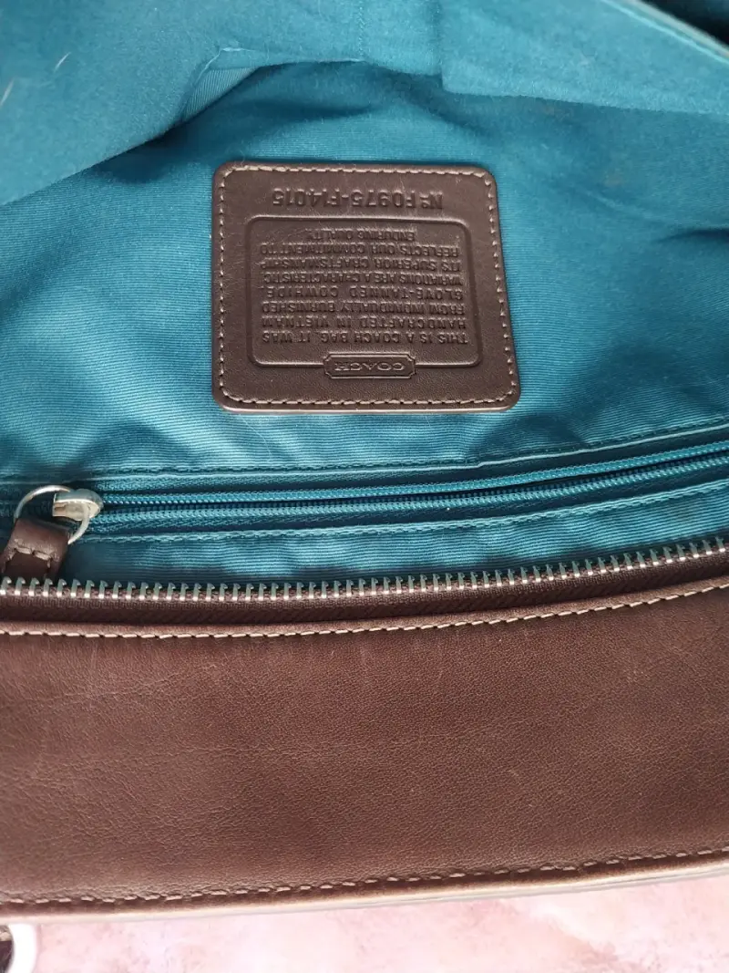Bolso de cuero marrón Coach con detalles metálicos - 3