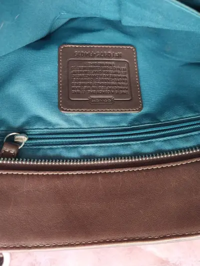 Bolso de cuero marrón Coach con detalles metálicos - miniatura 3