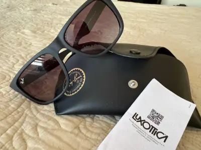 Gafas de sol Ray-Ban negras con estuche - miniatura 1