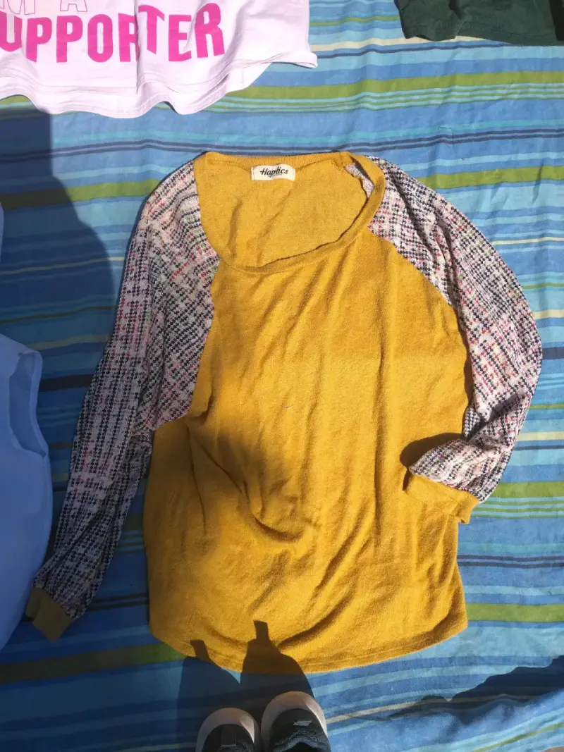 Polerón amarillo con mangas estampadas Haptics