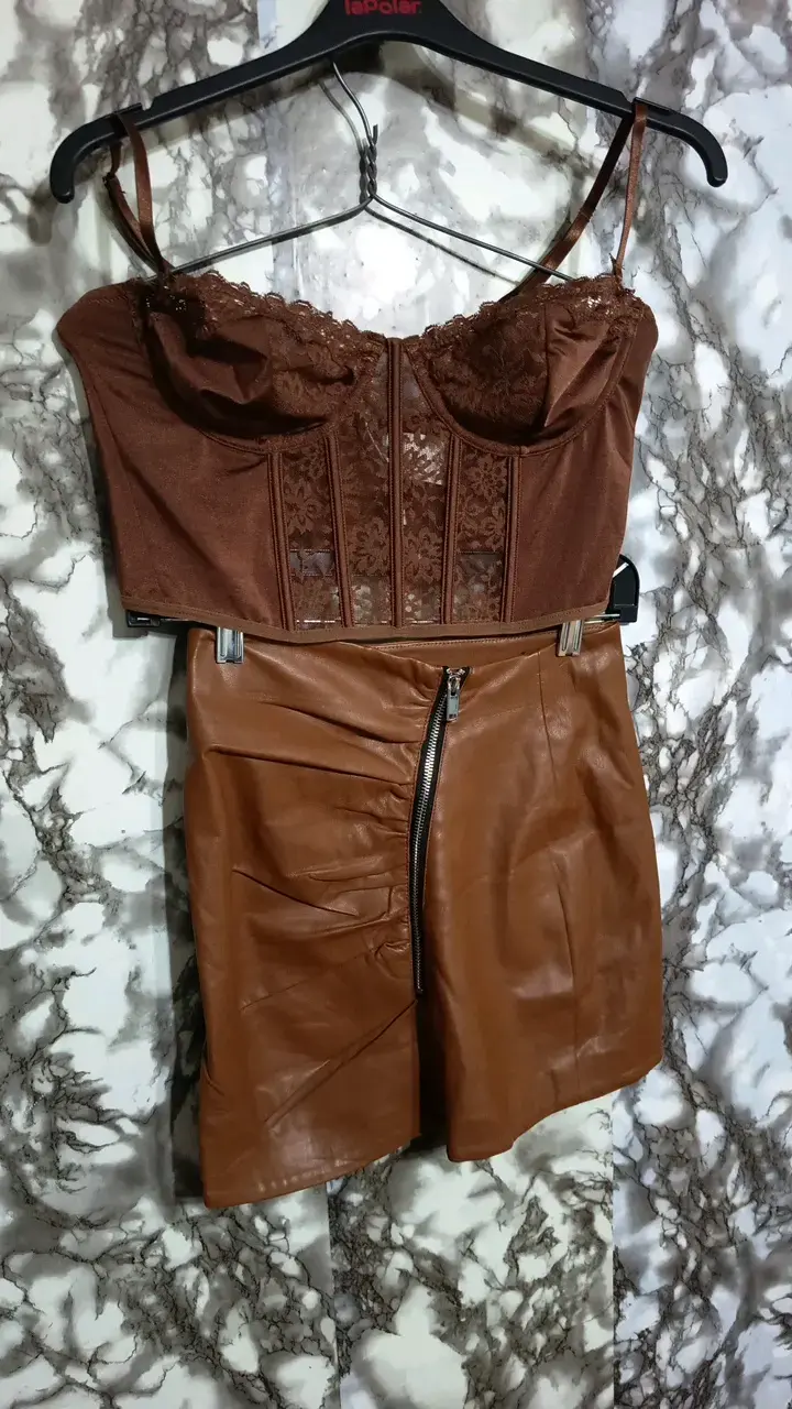 Conjunto de top y falda marrón