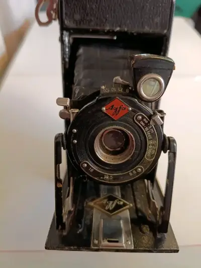 Cámara antigua de fuelle con estuche - miniatura 1