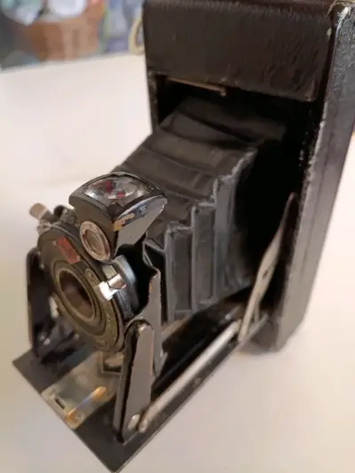 Cámara antigua de fuelle con estuche - miniatura 2