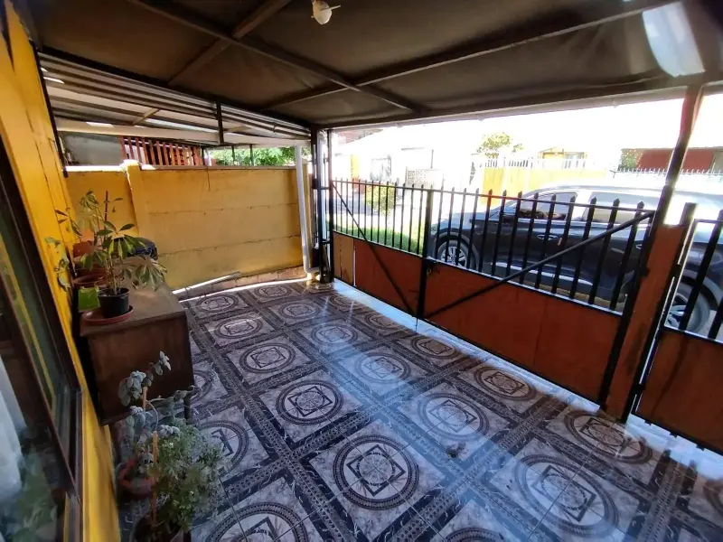 Se vende Casa de 2 pisos con pareo simple.. 129 mt - 3