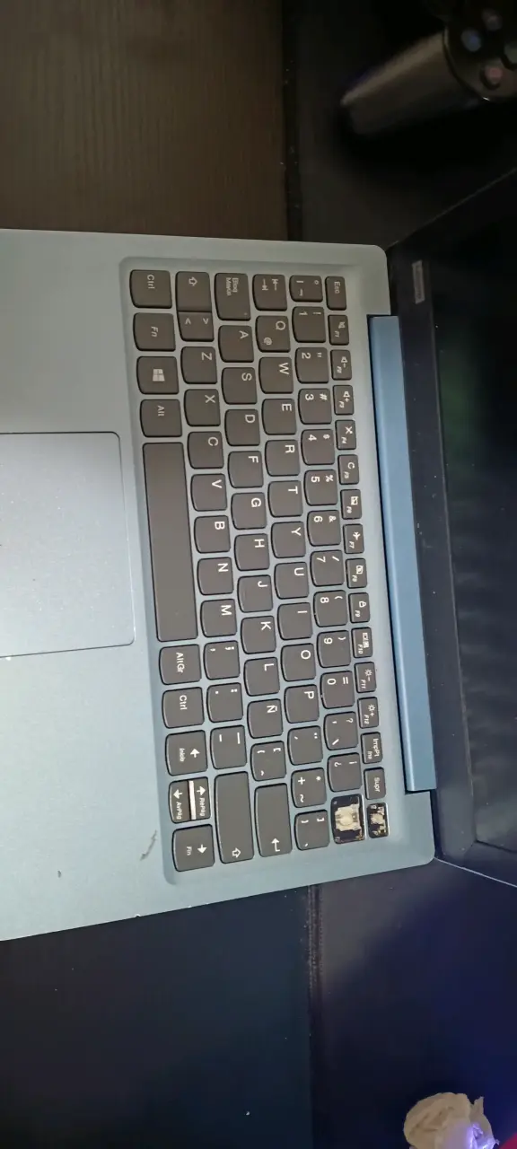 Laptop Lenovo con teclado dañado - 1
