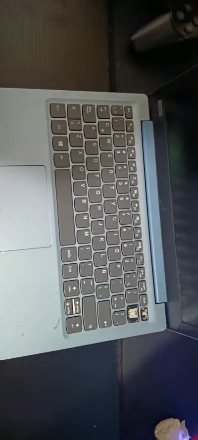 Laptop Lenovo con teclado dañado - miniatura 1