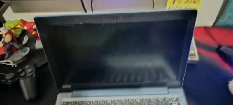 Laptop Lenovo con teclado dañado - 2