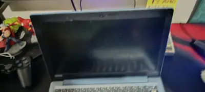 Laptop Lenovo con teclado dañado - miniatura 2