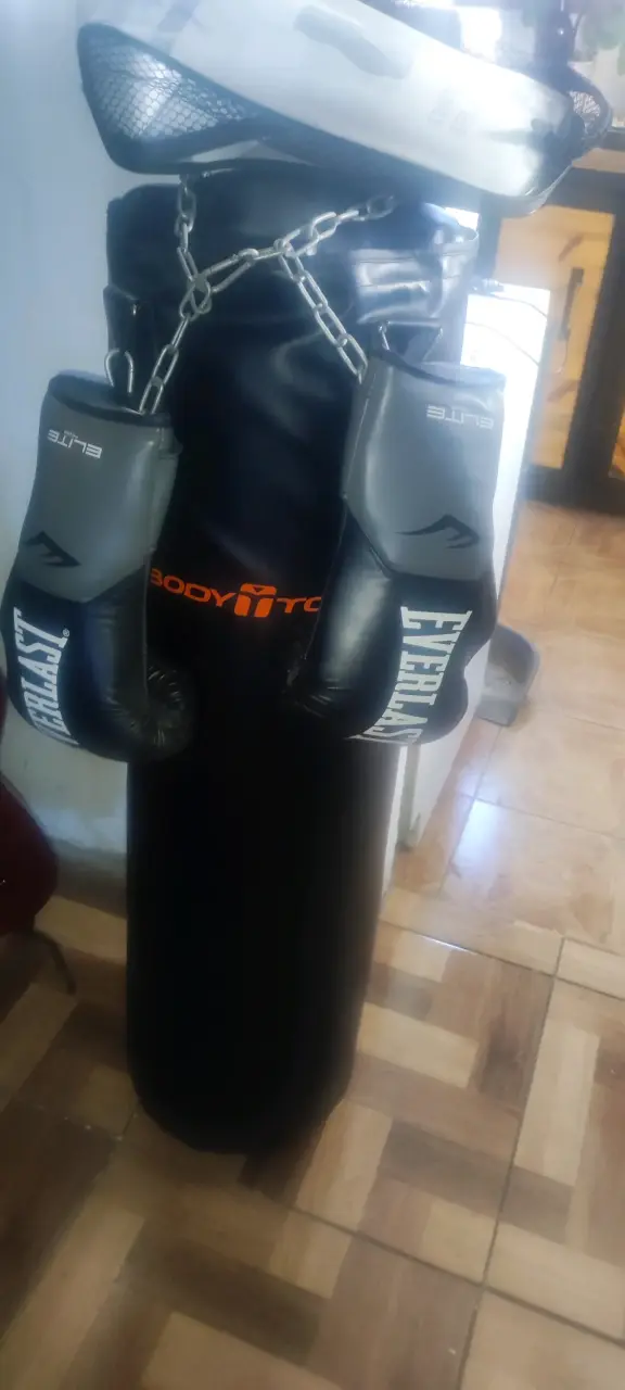 Saco de Boxeo Bodytone con Guantes Everlast 14 ons