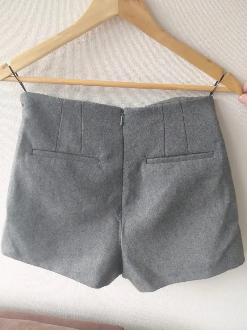 Falda corta gris MNG con pliegues - 3