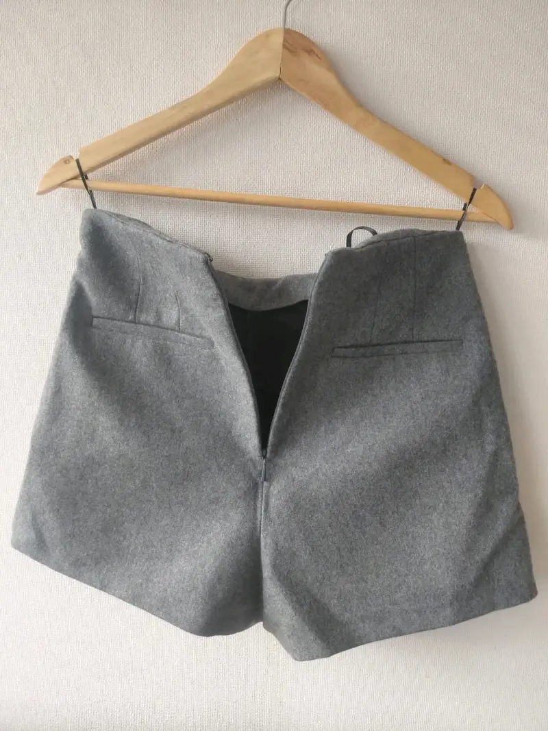 Falda corta gris MNG con pliegues - 4