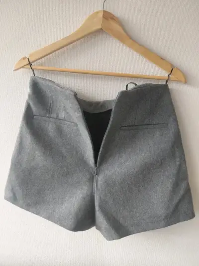Falda corta gris MNG con pliegues - miniatura 4